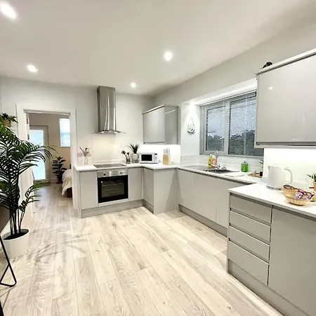 Luxury Porthcawl Large Spacious 2 Bedroom Apt, Parking, Garden Access, Prime Location Buitenkant foto