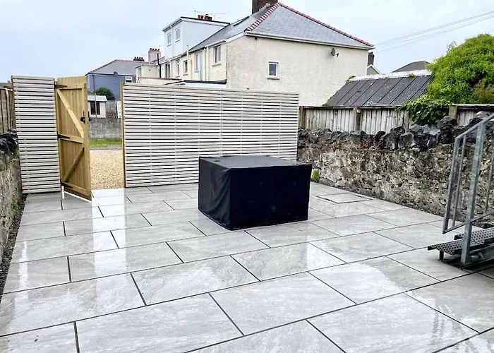 Luxury Porthcawl Large Spacious 2 Bedroom Apt, Parking, Garden Access, Prime Location