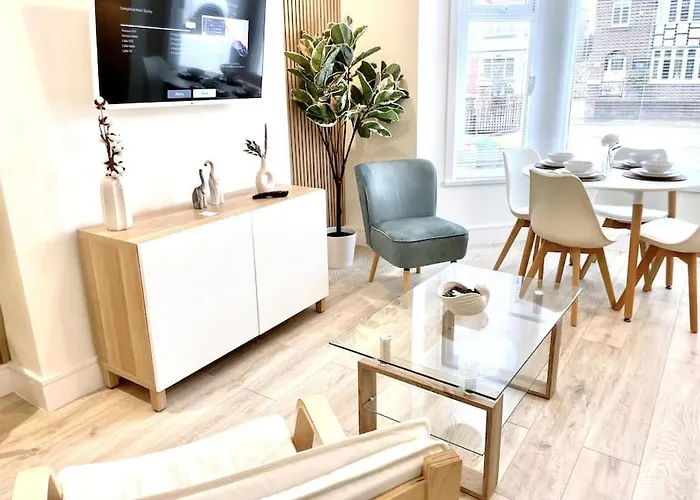 Luxury Porthcawl Large Spacious 2 Bedroom Apt, Parking, Garden Access, Prime Location