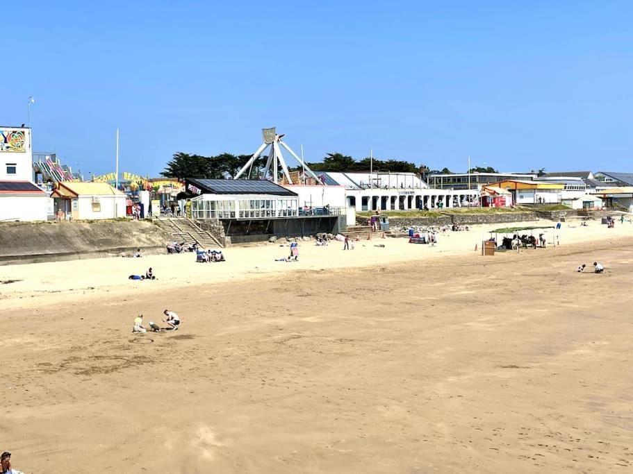 Luxury Large Spacious 2 Bedroom Apt, Parking, Garden Access, Prime Location * Porthcawl