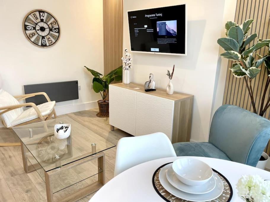 Apartment Luxury Large Spacious 2 Bedroom Apt, Parking, Garden Access, Prime Location Porthcawl