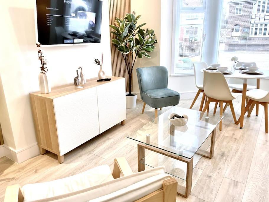 Apartment Luxury Large Spacious 2 Bedroom Apt, Parking, Garden Access, Prime Location
