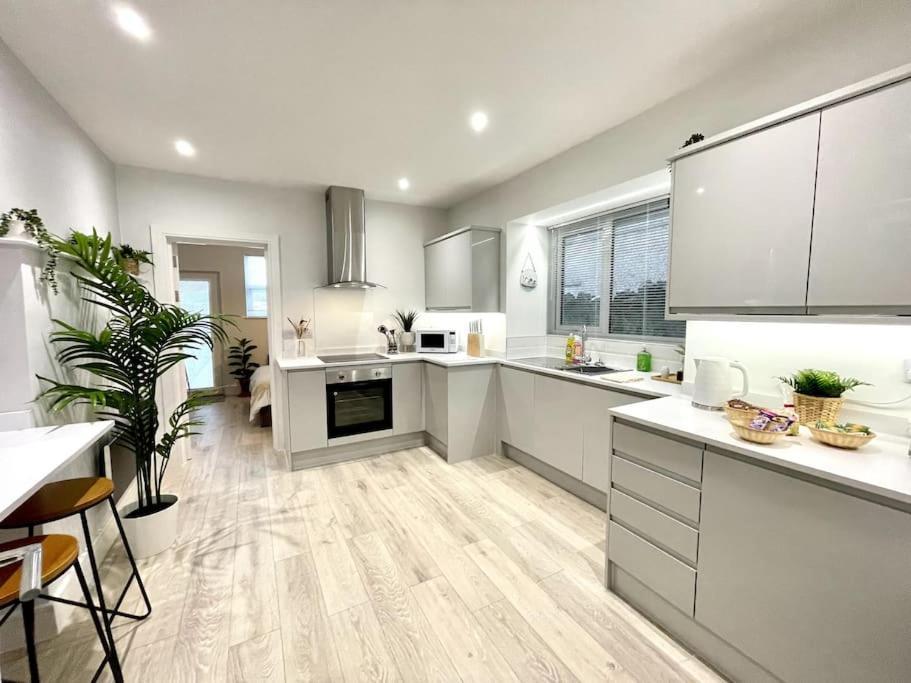 Luxury Large Spacious 2 Bedroom Apt, Parking, Garden Access, Prime Location